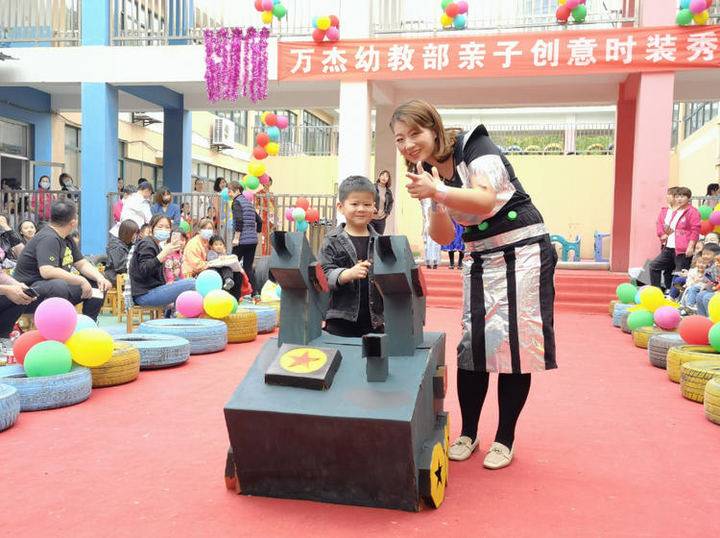 �f�ܳ�ꖌW(xu��)У�׽̲� �H�ӄ�(chu��ng)��r(sh��)�b�㡪��һ��(g��)����(d��o)�h(hu��n)����������(d��ng)