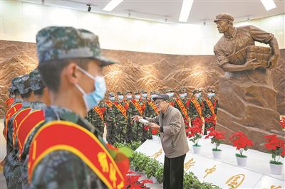 ���������Ї�(gu��)���_�������������@����ɽ�ӵąȺ�������ͼ���(l��)��һ������־���ꅢ܊��(b��o)��(gu��)�����죬��һ��¡�����±����� �������������E���M(j��n)Ӣ�۲��(du��)