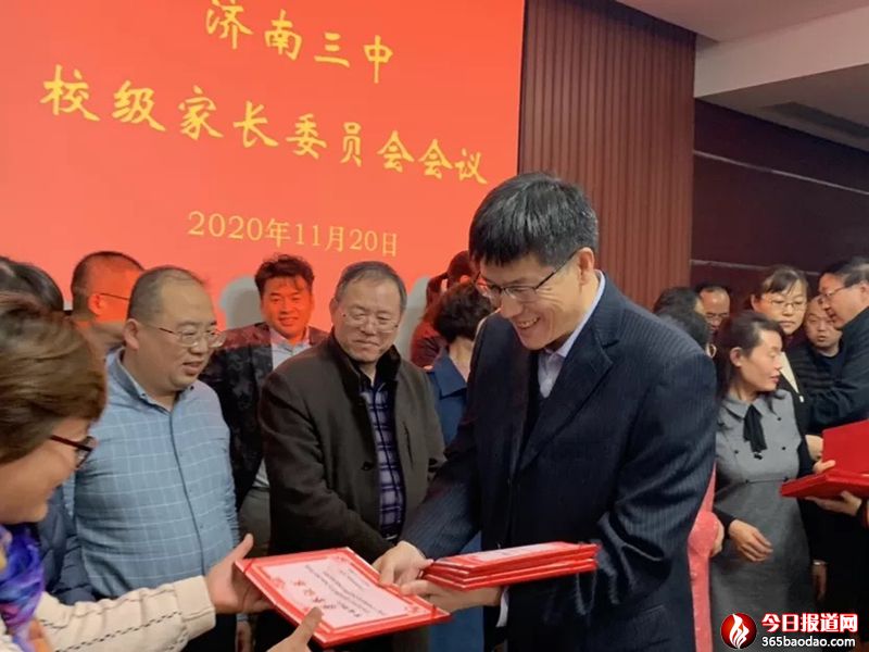   ��һ��У����ί���ɆT���w������������  ��ͬ���ӡ��p������