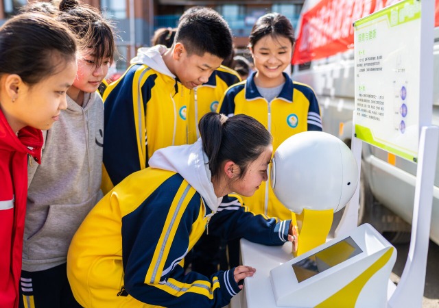 ���ͺ��أ������մ���܇���M(j��n)У�@