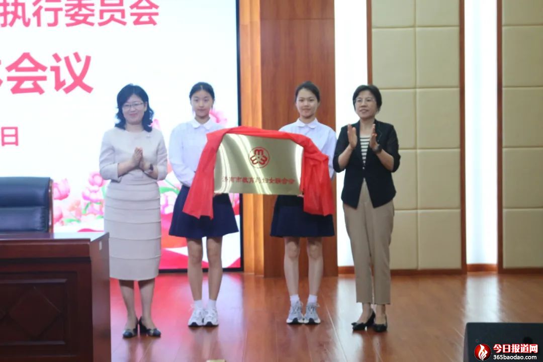 ���ۡ���������������(j��)���н����ֵ�һ�΋DŮ�������(hu��)�ڝ�(j��)������������_