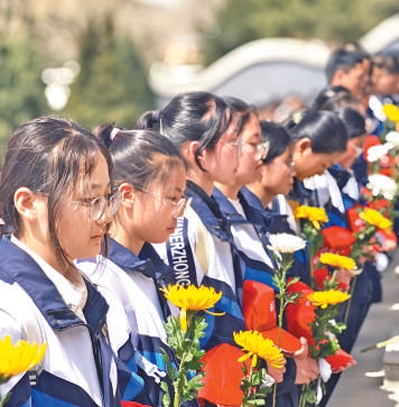 ͽ�������Ӣ�ң����Ĺ�ԭ�@�á����ߵ�˼���n���ш�(ji��n)��30�ꡪ��  ���@��˼���n���҂���(hu��)�^�m(x��)������������ȥ�����ڬF(xi��n)��(ch��ng)��