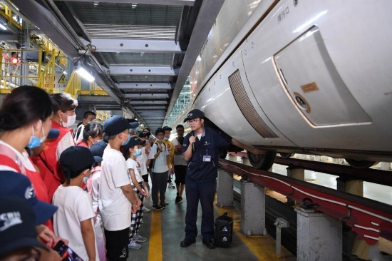 �Ϸʣ��R����Ů���M(j��n)��(d��ng)܇(ch��)�\(y��n)����