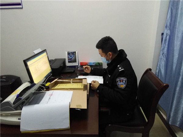 ���۲���ɫ���ľ�ɫ���{(l��n) ����һ��(g��)܊�D(zhu��n)���񾯵Ĵ���(ji��)��(ji��n)��