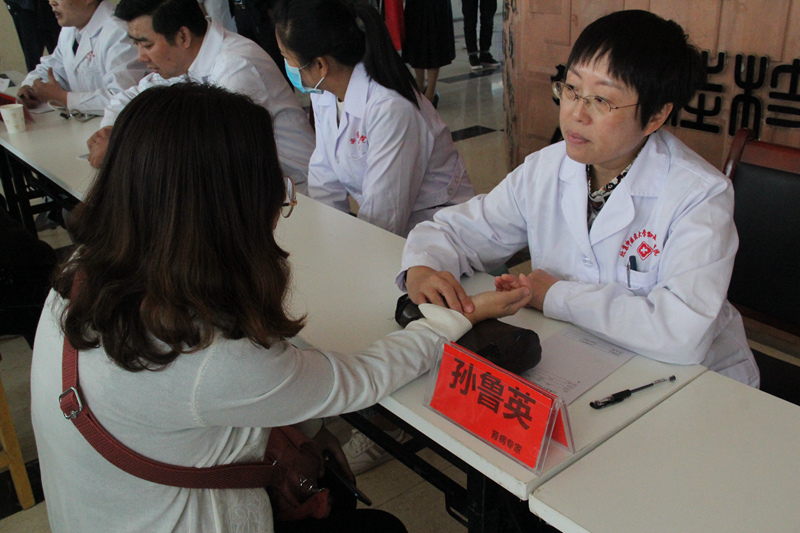 �O��Ӣ�����Мض������t(y��)�g(sh��)���А�(��i)�ĵġ�����Ժ�L(zh��ng)��