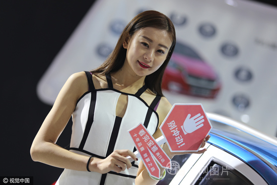 濟(jì)南舉辦新能源電動汽車展會 模特不顧寒冷低胸秀長腿