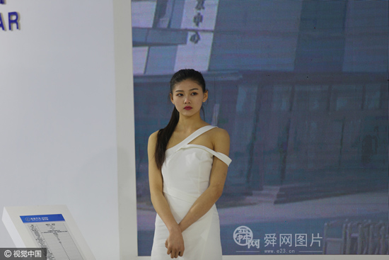 濟(jì)南舉辦新能源電動汽車展會 模特不顧寒冷低胸秀長腿