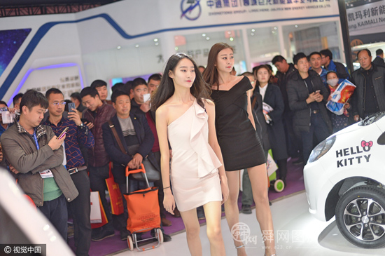 濟(jì)南舉辦新能源電動汽車展會 模特不顧寒冷低胸秀長腿
