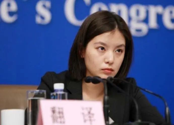 ��Ů���g�_�ϟ�����С����Ǻ��ݹ�����ĸУ�ώ���һ�¾� (t��ng)����������