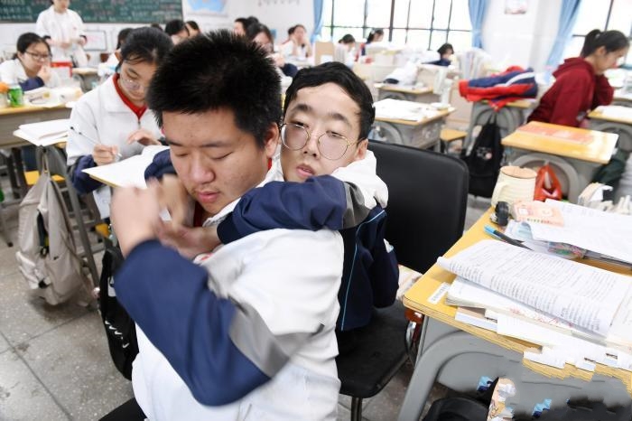 ����һ��������(ji��n)�ֶ��걳����ͬ�W(xu��)���n���A��(qi��ng)����Ҫ�����ϴ�W(xu��)