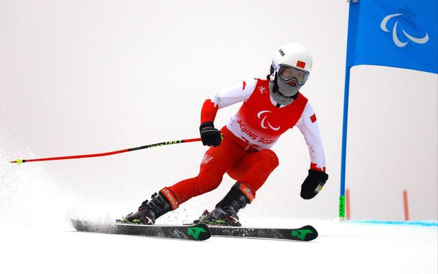 ��12������ɽ��ѩŮ�Ӵ���D(zhu��n)վ�˽M������Z��