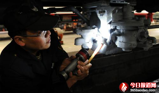  �����Ĺ�â����׷ӛ�F����ʮ�ľ����깤�̎���ģ�����a(ch��n)�h�T����