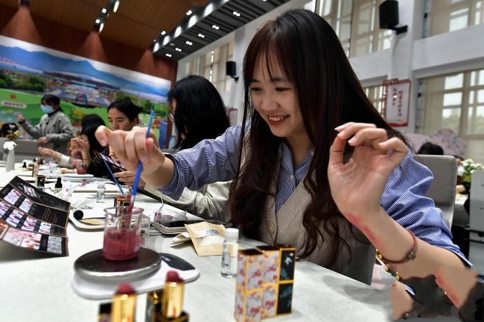 ���ݣ����_�ɵ�Ůͬ���Զ�ʻ��ӭ�����ˡ����H�DŮ��(ji��)