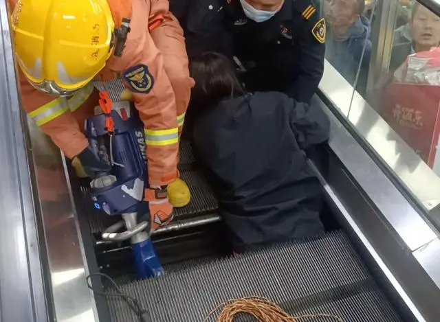 �Ϻ�һ�����Ԅ�(d��ng)���ݹ�����Ů���°������������Ҍ����°l(f��)